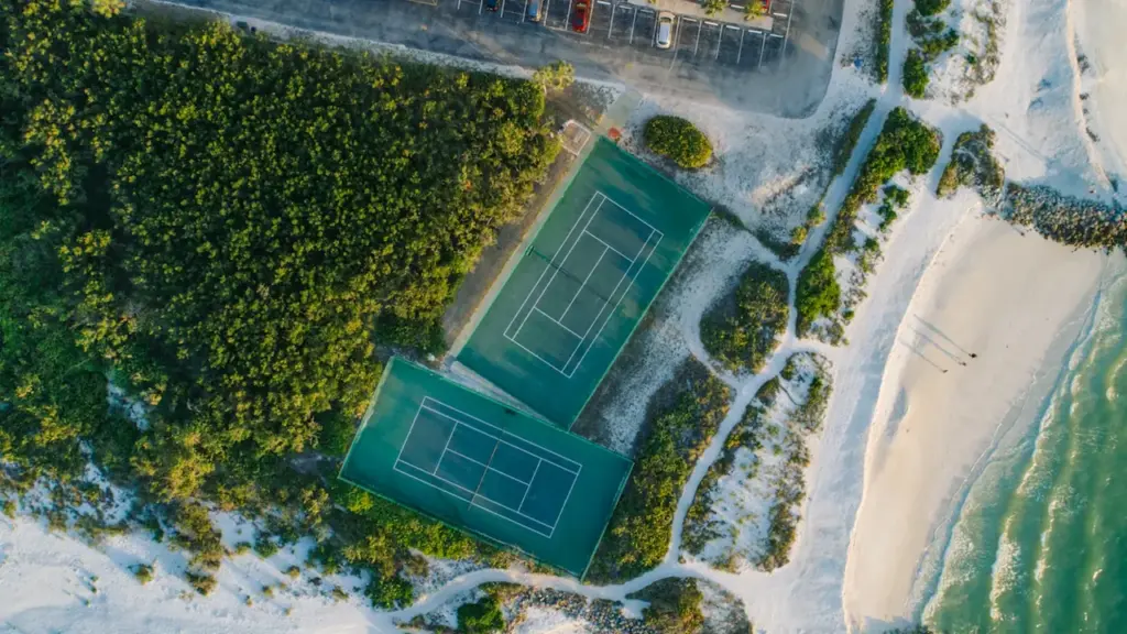 Luftaufnahme von Tennisplätzen direkt am Strand für ein Beach-Tennis Turnier in Saarbrücken.