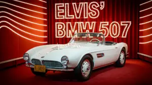 Elvis Presleys berühmter weißer BMW 507, ausgestellt in einem eleganten Showroom.