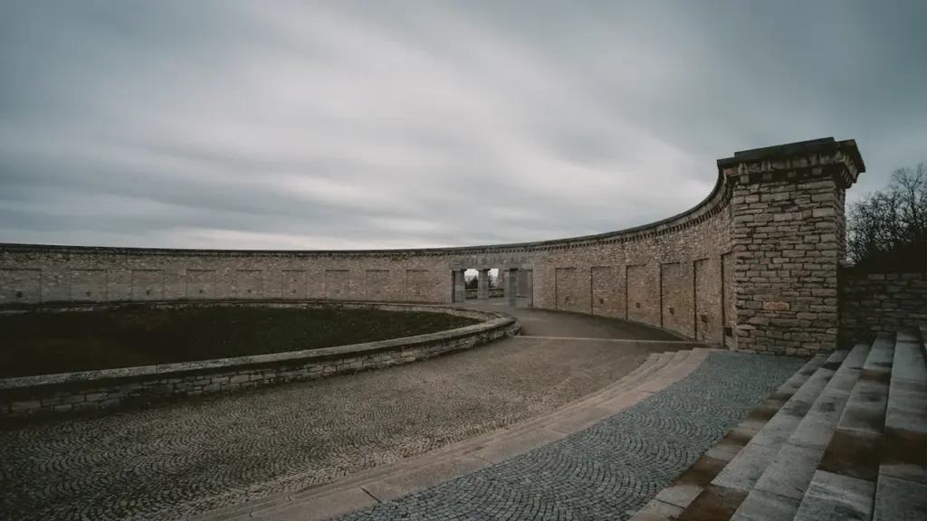 Die Gedenkstätte Buchenwald in Weimar unter einem bewölkten, stimmungsvollen Himmel.