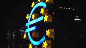 Das beleuchtete Euro-Symbol vor der Zentrale der Europäischen Zentralbank in Frankfurt am Main.