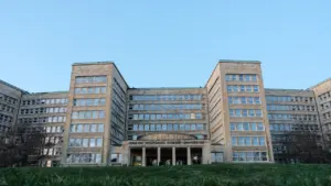 Die imposante Fassade des Goethe-Universitätsgebäudes in Frankfurt an einem klaren Tag.