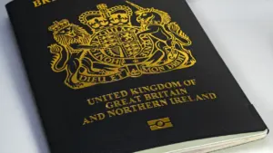 Ein britischer Reisepass auf einem Tisch für Reiseinformationen über Großbritannien.