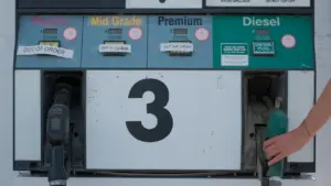 Eine weiß-grüne Zapfsäule an einer Tankstelle, typisch für das Stadtbild in Deutschland.