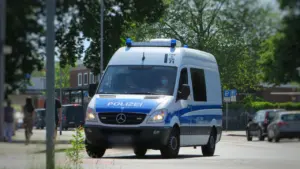 Ein Polizeifahrzeug im Einsatz auf einer öffentlichen Straße in Deutschland.