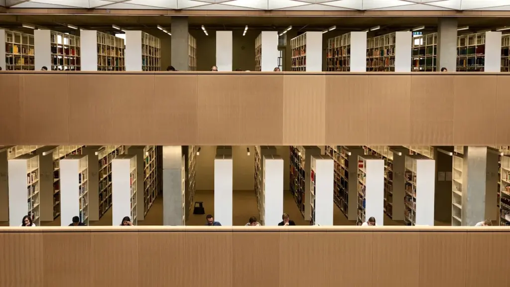 Blick in die moderne, gut sortierte Darmstädter Stadtbibliothek mit ihren hohen Bücherregalen.