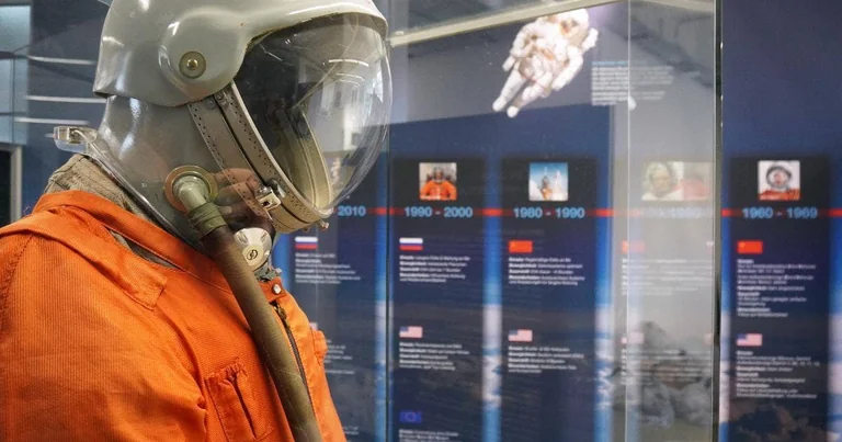 „Inside the Suit“ in München: Raumanzüge bis 30. November