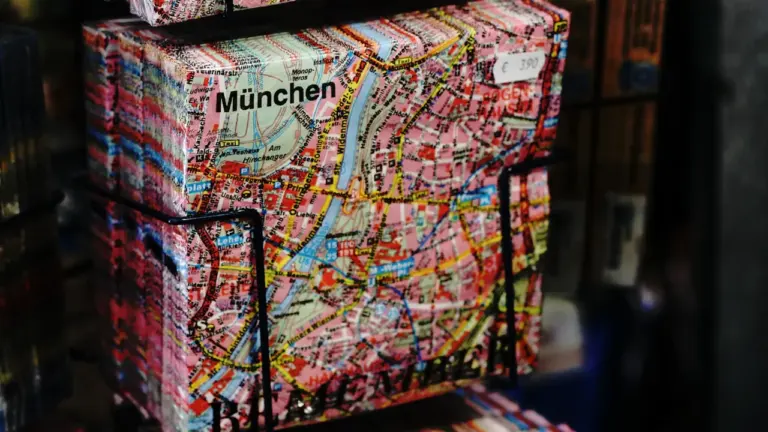 Ein Stadtplan von München auf einem Verkaufsständer in einem Geschäft ausgestellt.