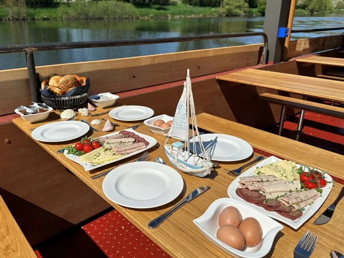 Rivership Flunder in Stuttgart: Frühstück mit Neckarblick