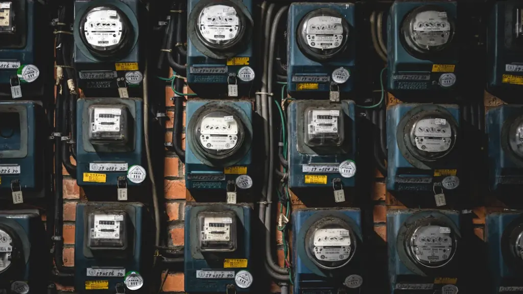 Nahaufnahme eines modernen Stromzählers zur Überwachung des täglichen Energieverbrauchs im Haushalt.