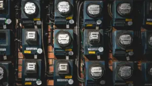 Nahaufnahme eines modernen Stromzählers zur Überwachung des täglichen Energieverbrauchs im Haushalt.