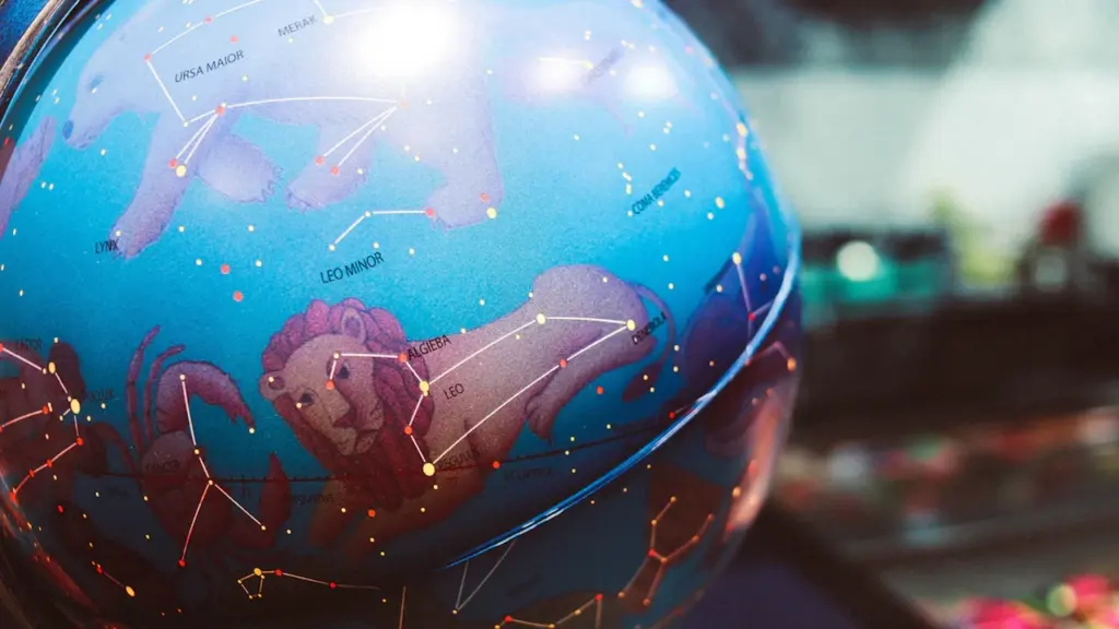 Ein beleuchteter Globus mit Sternbildern und Tierkreiszeichen im nächtlichen Licht.