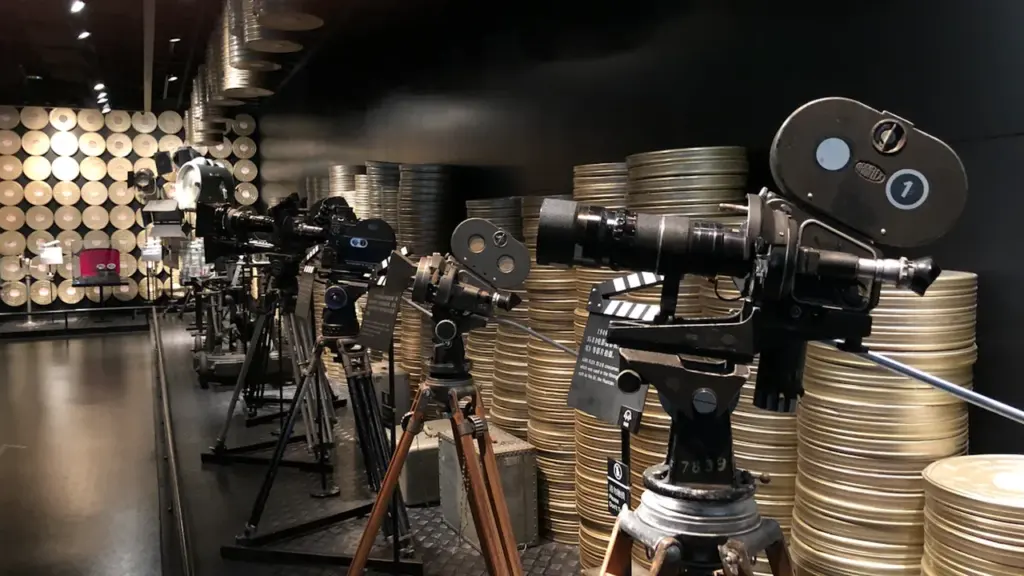 Historische Filmkameras und Filmrollen in einer professionellen Ausstellung im Filmmuseum Potsdam.