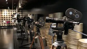 Historische Filmkameras und Filmrollen in einer professionellen Ausstellung im Filmmuseum Potsdam.
