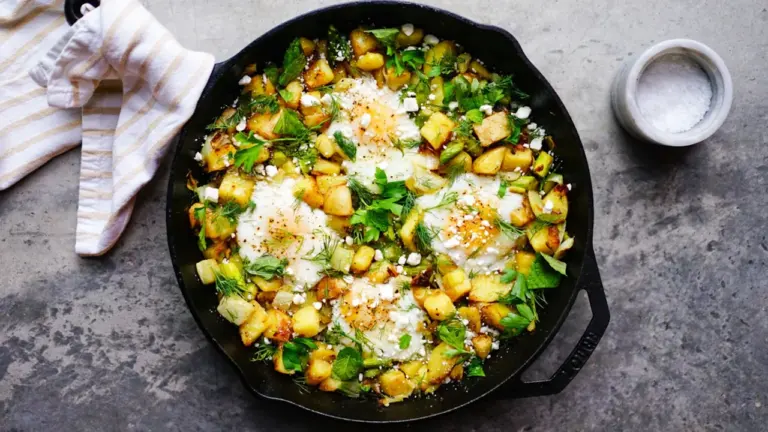 Zucchini-Pfanne mit Kirschtomaten und Feta im August