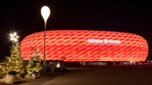 Die rot beleuchtete Allianz Arena bei Nacht am 31. Oktober in München.