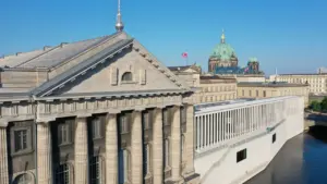 Blick auf das Alte Museum und den modernen Erweiterungsbau am Berliner Lustgarten bei Sonnenschein.