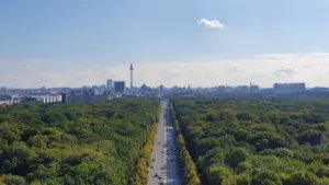 Blick von der Siegessäule über eine Berliner Straße mit Blick auf die Stadt.
