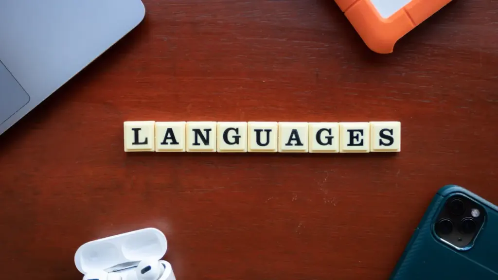 Scrabble-Buchstaben auf einem Schreibtisch bilden das englische Wort für Sprachen.