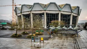 Das markante Audimax-Gebäude mit geometrischem Dach auf dem Universitätsgelände in NRW, Deutschland.