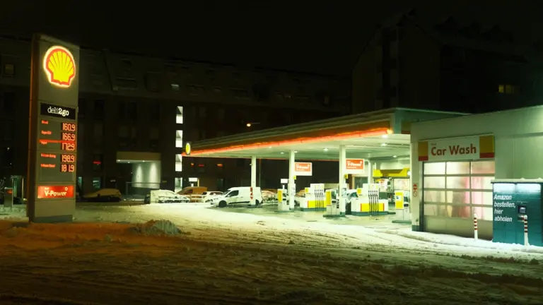 Günstiger tanken am Dienstag: Zeitpunkt und Umweg prüfen