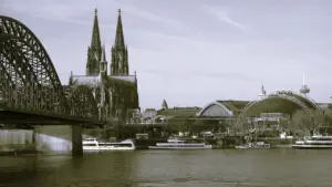 Der Kölner Dom als Wahrzeichen der Stadt am Rheinufer in Köln.