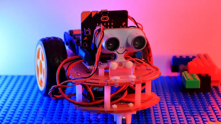 Kinder steuern Roboter beim Quiz in Paderborn
