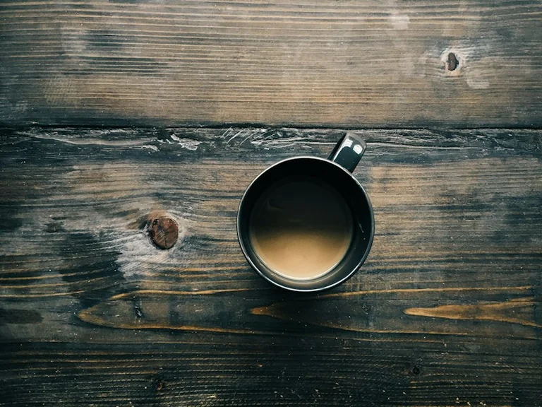 Koffein nach dem Mittag: So beobachten Sie den Einfluss auf den Schlaf