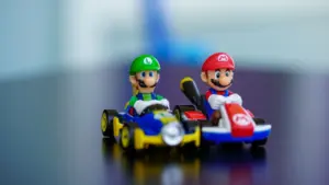 Mario und Luigi Spielfiguren in ihren Rennkarts für das Turnier in Paderborn bereit.