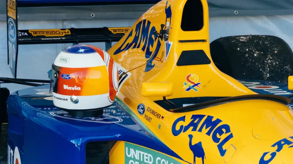 Ein historischer gelber Formel-1-Rennwagen von Michael Schumacher in der privaten Sammlung in Köln.