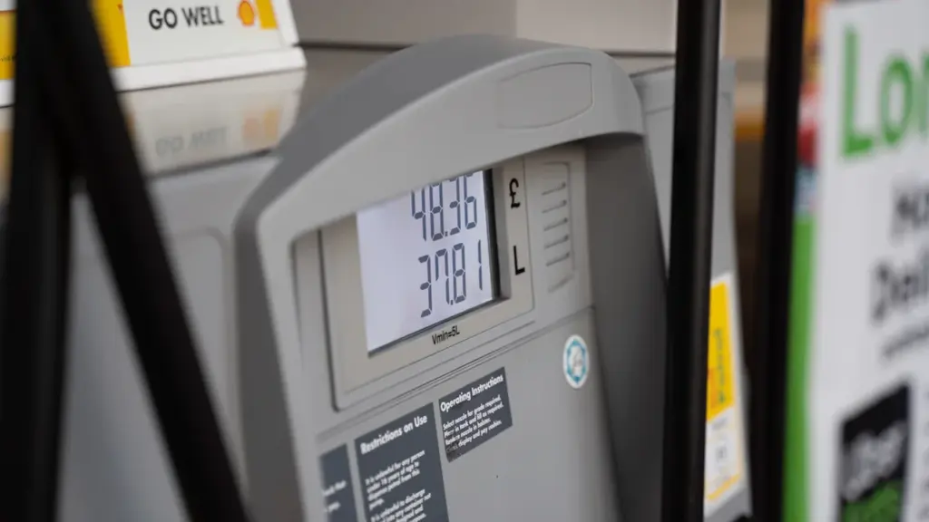Nahaufnahme einer Zapfsäule mit digitaler Preisanzeige an einer deutschen Tankstelle.