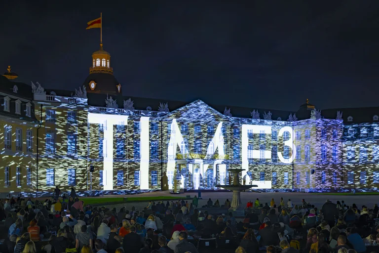 „TIME³ X !lli“: Freie Premiere in Karlsruhe am 5. September