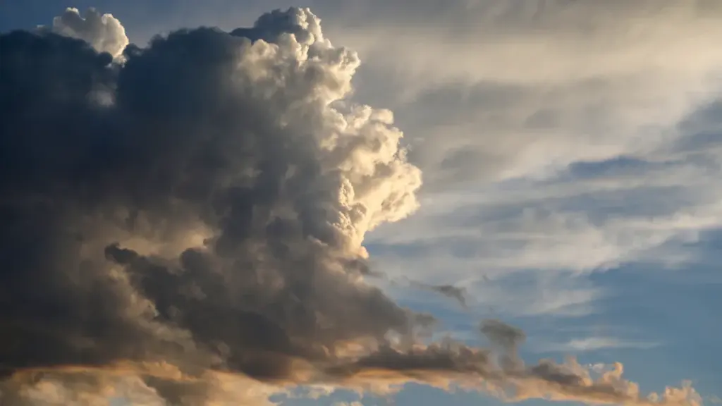 Große, helle Wolken vor einem klaren blauen Himmel am sonnigen Tag.