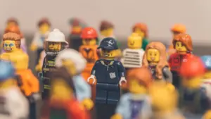 Bunte LEGO-Figuren symbolisieren eine Vielfalt an Berufen im Würzburger Rathaus.