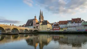 Die Regensburger Altstadt mit dem Dom an der Donau bei schönem Tageslicht.
