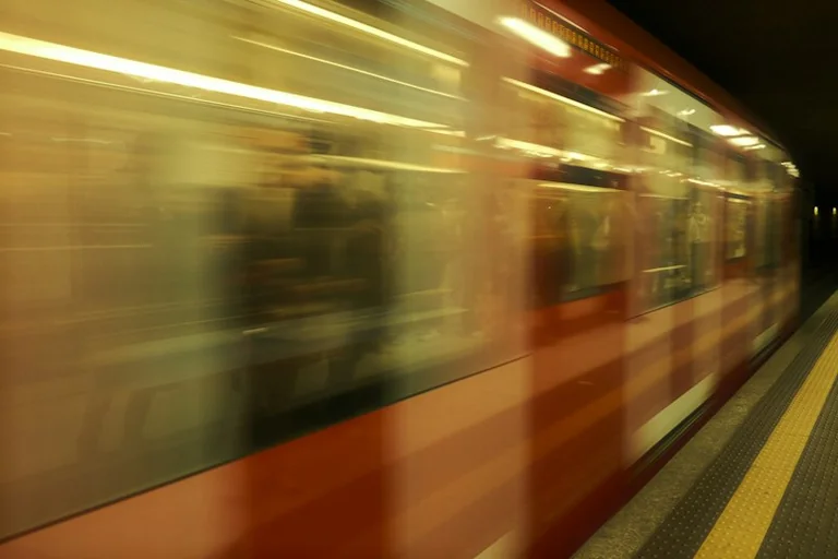 Zug im Traum verpasst: Was dahinter stecken kann