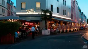 Das belebte Café de Paris in Hamburg erinnert an die französische Chanson-Tradition.