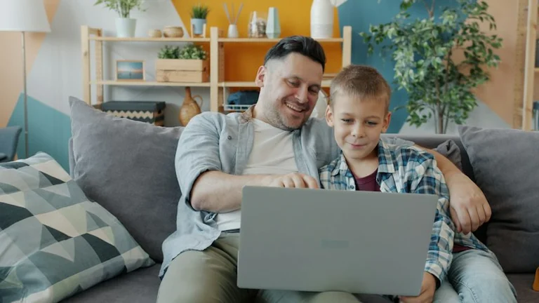 Passwortmanager für Familien einrichten: Konten sicher teilen