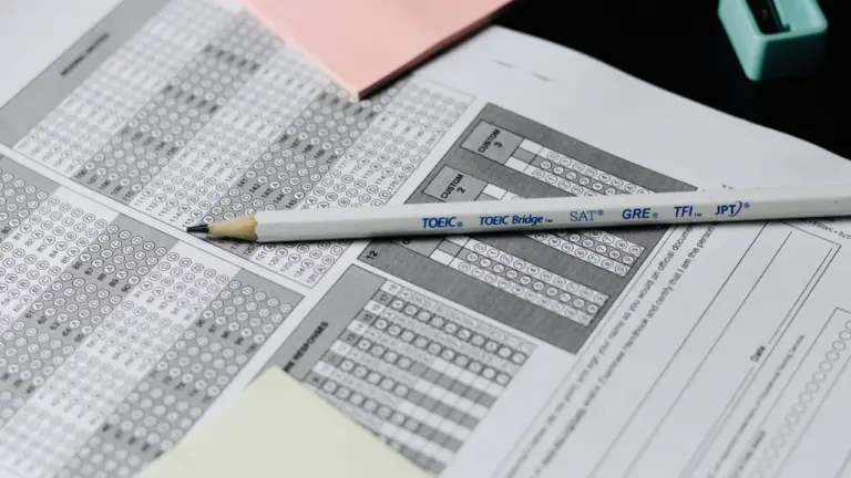 Prüfungstraum nach der Schulzeit: Was im Alltag dahinterstehen kann