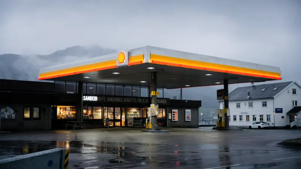 Eine nächtliche Tankstelle im Regen mit stimmungsvoller Beleuchtung an einem bewölkten Herbsttag.