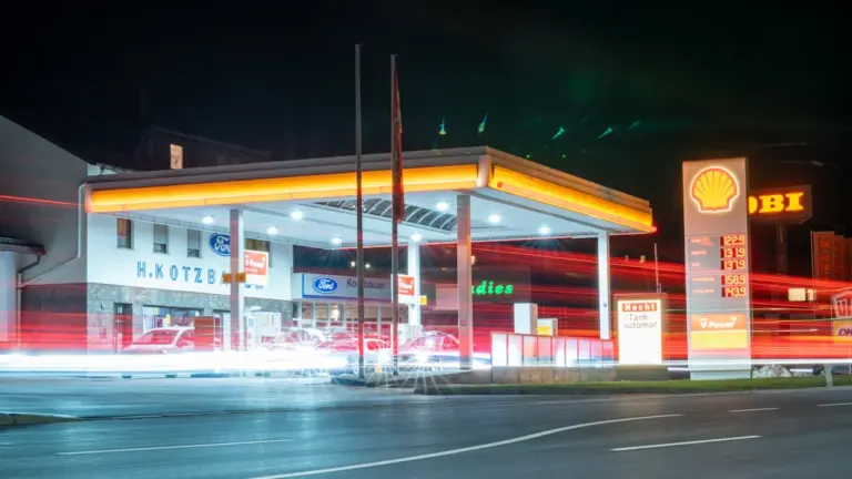 Spritpreise vor der Herbstfahrt vergleichen und Umwege prüfen